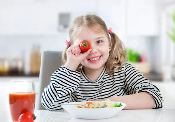 Kaukasisches Mädchen Das Sich Gesund Ernährt Glückliches Kleinkind Isst Mittag Stockbild