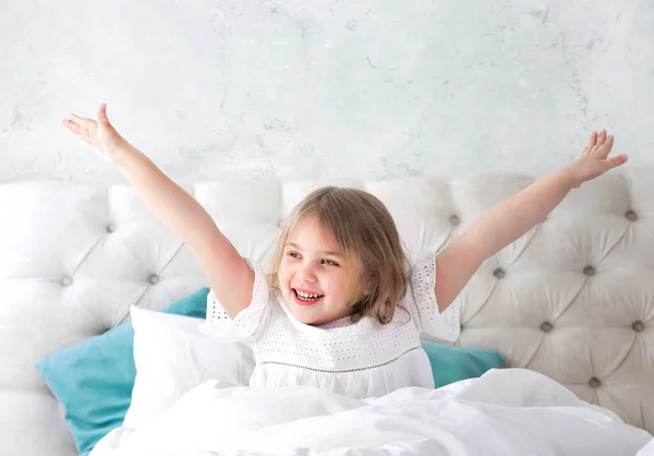ベッドの幸せな顔の子供の女の子 女の子の官能的な肖像画 おはようございます 良い気分で幼児 よく眠れた ベッドルームの白人の子供 ロイヤリティフリーのストック画像