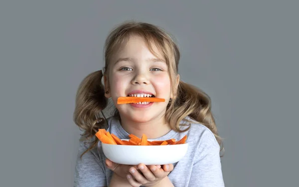Kind Eet Wortels Klein Meisje Grappig Gezicht Gezonde Voeding Kinder — Stockfoto