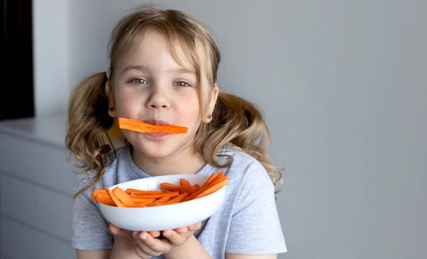 Små Barn Äter Morötter Tom Utrymme Bakgrund Hälsosam Kost Koncept — Stockfoto