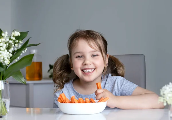 Små Barn Äter Morötter Tom Utrymme Bakgrund Hälsosam Kost Koncept — Stockfoto
