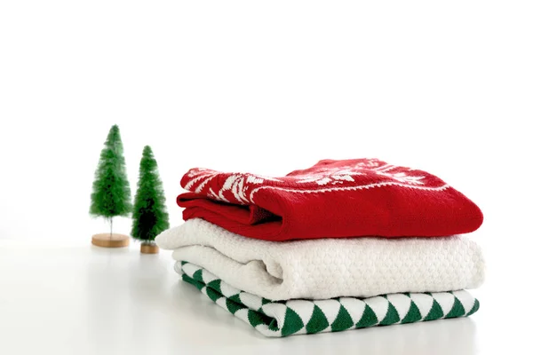 編まれた衣服の積み重ねの休日の設計 クリスマスの項目 新年の背景 フォールドセーター ロイヤリティフリーのストック写真
