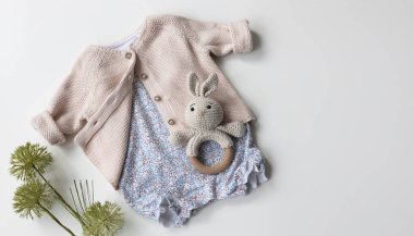 Bebek kıyafetleri üst görüş açısında. Güzel bebek kıyafetleri. Cardigan ve Romper. Organik giysiler. Çocuk kıyafeti..