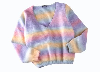 Renkli gökkuşağı kadın süveteri beyazda izole edilmiş. Yumuşak sarı, pembe, mavi, menekşe örgülü üst. Kadın kıyafetleri. Moda kıyafetleri..