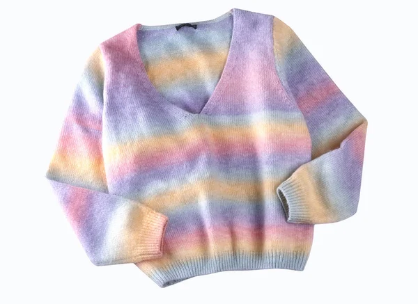 Renkli gökkuşağı kadın süveteri beyazda izole edilmiş. Yumuşak sarı, pembe, mavi, menekşe örgülü üst. Kadın kıyafetleri. Moda kıyafetleri..