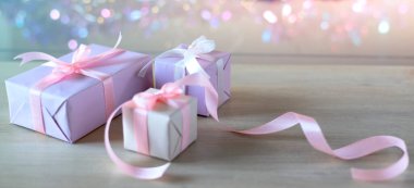 Hediye kutuları, tatil yatay arkaplan boş kopya alanı. Noel hediyeleri, kutlama kartları..