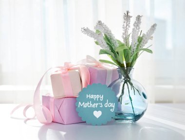 Anneler günü tebrik kartı, vazo ve hediye kutuları. Nesneler..