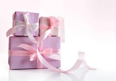 Güzel yumuşak renkli kutular, boş alan arka planında fiyonk ve kurdeleyle süslenmiş el sanatları. Tatil hediyesi, hediye kutusu. Anneler Günü. Tatil. Doğum günü..