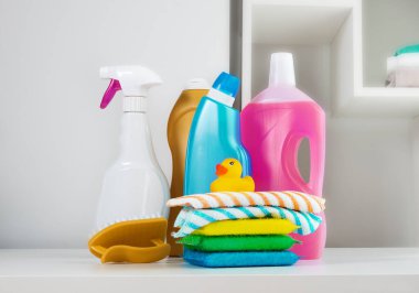 Hijyenik eşyalar, temizleyiciler, renkli plastik dezenfektanlar, dezenfektanlar..