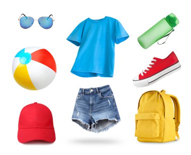 Turistik yazlık eşyalar, beyaz sette izole edilmiş eşyalar. Kıyafetler ve aksesuarlar. Sırt çantası, şort, gömlek, ayakkabı, şapka..