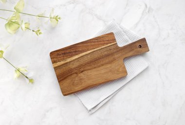 Kesme tahtası manzarası, mutfak ahşap tepsisi bez ve beyaz masa üzerine bitki süslemesi. Yemek arkaplanı. Boş bulaşık takımı.