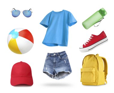 Turistik yazlık eşyalar, beyaz sette izole edilmiş eşyalar. Kıyafetler ve aksesuarlar. Sırt çantası, şort, gömlek, ayakkabı, şapka..