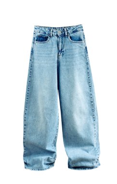 Moda modasına uygun kadın kotları beyazda izole edilmiş. Poşetli, beyaz bacaklı kot pantolon. Denim giysileri itiraz ediyor, kimse.
