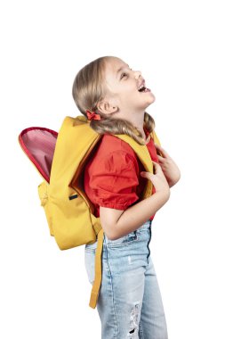 Sırt çantalı beyaz kız çocuğu, okula geri döndü. Çocuk portresi.