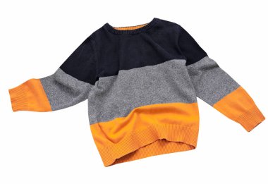 Çocuk örgüsü. Oğlanın süveteri izole, erkek çocuk kazağı yok. Örülmüş uzun kollu sweatshirt tek bir nesne.