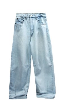 Moda modasına uygun kadın kotları beyazda izole edilmiş. Poşetli, beyaz bacaklı kot pantolon. Denim giysileri itiraz ediyor, kimse.