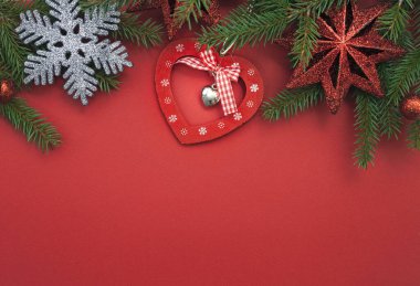 Xmas arkaplanı, kırmızı manzaralı süslemeler, Noel arkaplanı. Tatil sınırı, çerçeve. Kış mevsimi afişi.