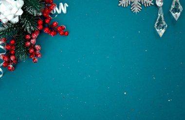 Noel süslemeleri mavi arka planda yatıyordu, tatil çerçevesi, kış arkaplanı boş fotokopi alanı. Yeni yıl kartı.