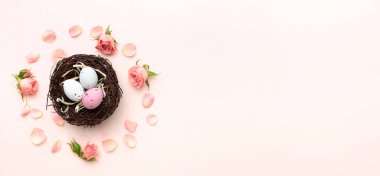 Paskalya yatay boşluk arkaplanı, yuva manzaralı yumurtalar. Tatil dekoru, kart.