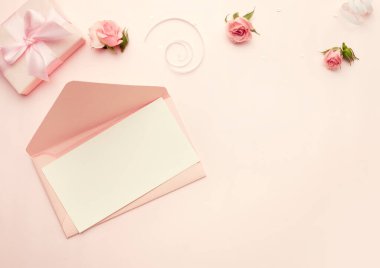 Çiçekler ve hediye kutusuyla süslenmiş pembe arkaplandaki boş boş fotokopi alanının güzel kompozisyonu. Anneler Günü..