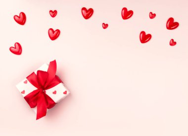 Sevgililer Günü arkaplanı boş fotokopi alanı, kalplerle süslenmiş kırmızı fiyonk hediye kutusu. Tatil kartı. Romantik afiş, tebrik kartına bayılırım..
