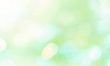 Yeşil bulanık arka plan, bahar bokeh, soyut taze yaprak dokusu. Odaklanamayan yaz bulanıklığı. Paskalya arkaplanı..