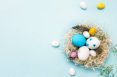 Mavi boş arkaplanda Paskalya renkli yumurtalar, bayram afişi, yatay fon, dekorasyon. Pastel boş selamlama, kompozisyon. Kimse yok..