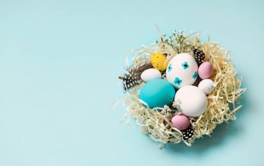 Paskalya bayramı arka planında yumurtalar, mavi renkli üst görünüm. Alan afişini kopyala, kimse.