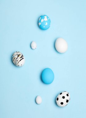 Mavi arkaplan görünümlü yumurtalar, Paskalya bayramı kartı, dekor.