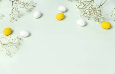 Yeşil boş arkaplanda paskalya yumurtaları. Tatil arka planı üst görünüm. Güzel yumuşak arkaplan..