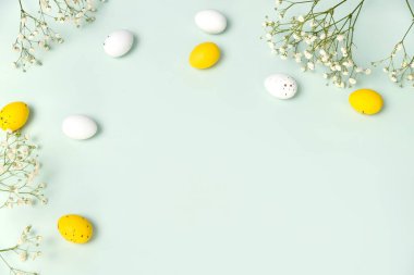 Paskalya manzarası boş alan arkaplanı, yumuşak renkler çiçekler ve yumurta süslemeli arkaplan. Yeşil sarı renkler, boş, kart. Tatil kağıdı..