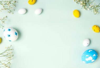 Yeşil boş arkaplanda paskalya yumurtaları. Tatil arka planı üst görünüm. Güzel yumuşak arkaplan..