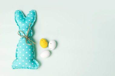 Tekstil el yapımı tavşan ve yumurtalar boş fotokopi alanı. Paskalya tatili geçmişi. Nesneler..