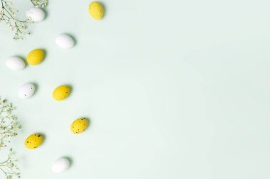 Paskalya tatili arka planı, paskalya yumurtaları üst görünüm boş fotokopi alanı. Kimse..