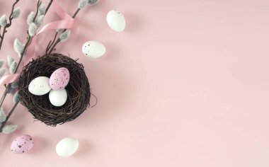 Yuva manzaralı yumurtalar Ester tatil arka planı. Pembe arka planda nesneler. Kart, pankart, poster. Boş alan arkaplanı..