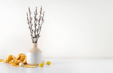 Vazo ve yumurta, Paskalya bayramı dekoru, boş alan arkaplanı, basit arka plan. Dekorasyon.