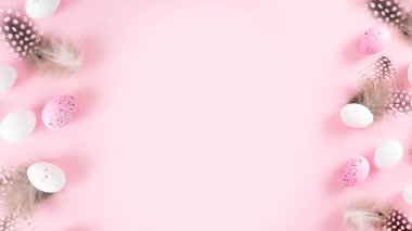 Paskalya arkaplanı, tüylü tatil çerçevesiyle dekore edilmiş pembe beyaz yumurta boş kopya alanı.,.