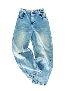 Mavi renkli geniş paçalı kotlar beyazda buruşmuş. Kot pantolonlar tek bir objeyi kesiyor. Moda kıyafetleri..