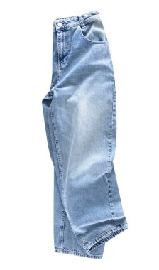 Katlanmış geniş bacak kotu beyazda izole edilmiş. Kot pantolon, kadın giysileri, nesne, izole edilmiş. Moda kıyafetleri..