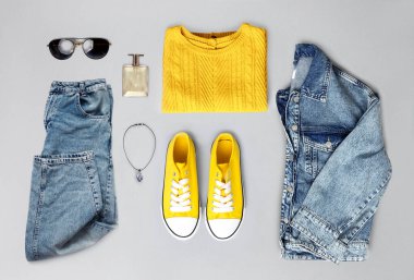 Şık kotlar üst görünüm, katlanmış kadın kıyafetleri üst görünüm, üstteki kadın giysileri, bahar sonbahar kıyafetleri koleksiyonu. İtiraz ediyorum..