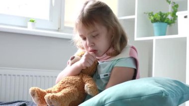 Çocuk öksürüğü, küçük kız hasta. Termometresi olan hasta bir çocuk. Kafkasyalı çocuğun ateşi var.