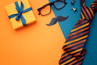 Babalar günü kompozisyonu, düz nesneler, hiç kimse. Hediye kutusu gözlükleri bıyık bağı Genleman aksesuarları üst görünüm boş kopya alanı.