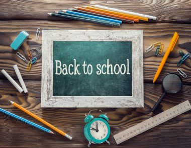 Okul gereçleri, eğitim araçları grubu, ahşap arka planda şablonlu üst görünüm. Öğrenim malzemeleri, aksesuarlar..