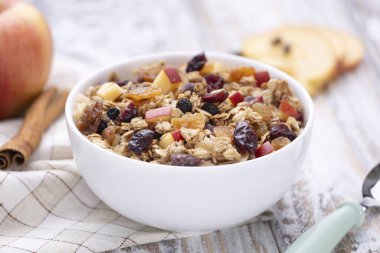 Granola kasesi beyazda izole edildi. Müsli yakın çekim. Organik tahıl taneleri. Kahvaltı..