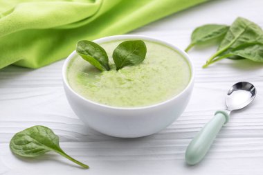 Ispanak kremalı çorba kasesi. Yakın çekim. Organik yeşil püre vegan yemeği..