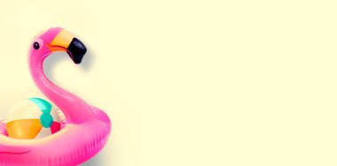 Pembe flamingo şamandırası ve plaj topu boş fotokopi alanı arka planı, yaz tatili konsept pankartı, deniz tatili arka planı. Nesneler..