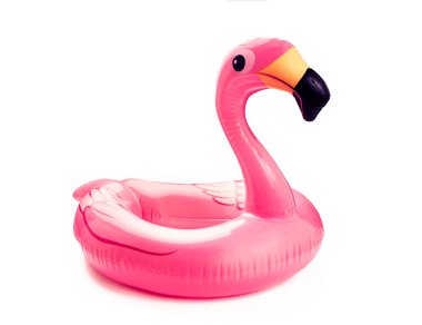 Pembe plastik plaj flamingo yüzme şamandırası beyazda izole edilmiş..