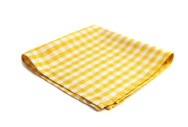 Mutfak sarısı piknik örtüsü beyazın üzerinde izole edilmiş. Gingham havluyu katladı. Yemek dekoru. Nesne..