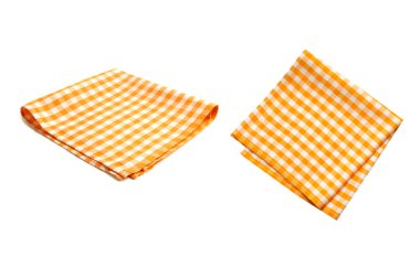 Turuncu kareli katlanmış mutfak havlusu beyaz, piknik bezi üzerine kurulmuş. Bulaşık bezi izole edildi.