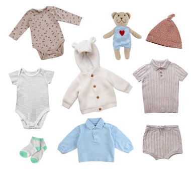 Bebek erkek giysileri izole edildi. Bebek kıyafetleri koleksiyonu. Yeni doğmuş güzel bir giysi. Çocuk giysisi kolajı..